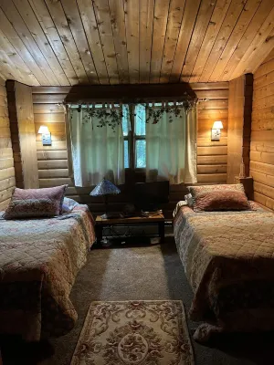 Beautifully decorated large private log home 10 minutes from the mountain.