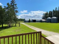 Charming studio, lower lever of the Northstar Getaway in peaceful Warroad