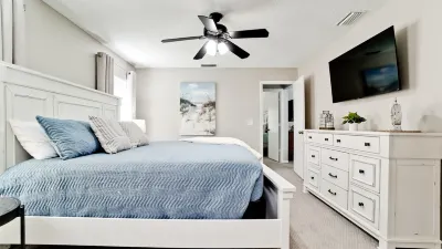 4-Bedroom Dog-Friendly Home, Just 13 Miles from Siesta Key Beach! Private Pool Các khách sạn gần Braden River