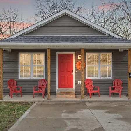 Bourbon Chaser- Horse Park 12min, Ark 30min, Hot Tub, 4 Bedrooms, Walk Downtown