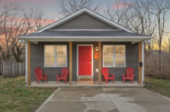 Bourbon Chaser- Horse Park 12min, Ark 30min, Hot Tub, 4 Bedrooms, Walk Downtown