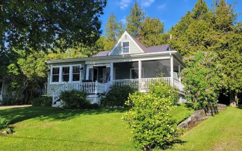 Waterview Home - in town, across from the Marina Hotels in Detour Township