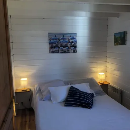 Two-bedroom apartment in the heights of Nice: Small chalet with private garden.