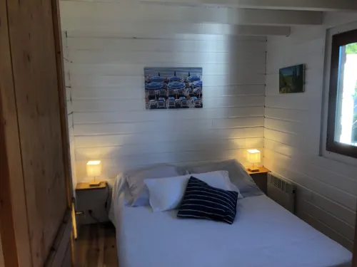 Two-bedroom apartment in the heights of Nice: Small chalet with private garden.