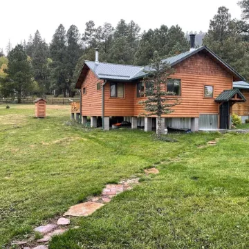 3 Cabins, 2 Acres, Private Pond, Walk to Restaurants, 4 Separate Sleeping Units