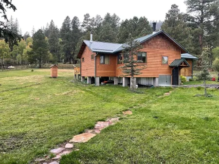 3 Cabins, 2 Acres, Private Pond, Walk to Restaurants, 4 Separate Sleeping Units