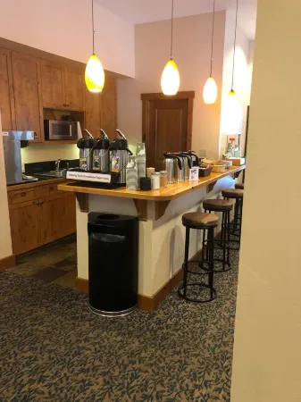 Free Shuttle, Heated Pool, Hot Tubs, Fitness Rm, Location and Air Conditioning!