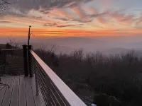 Breathtaking views, hot tub, game rom, close to pkwy in Little Switzerland🇨🇭