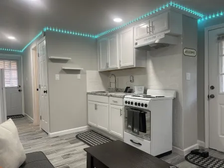 Stonemountain City Apartment With Private Entrance Отели рядом с достопримечательностью «Benu Glass Creations»