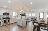Cozy Beach Cottage just minutes from historic Cape May Pet Friendly!