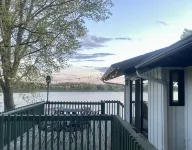 Spectacular Lake Home on Locke Lake in Monticello! - Homestays