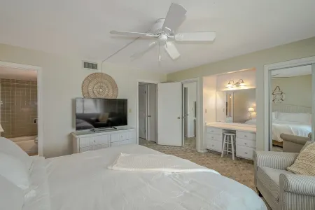 Beach Condo - Oceanfront Gem! Отели рядом с достопримечательностью «Ormond Beach»