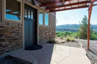 Stargazer Bungalow, Hot Tub, Pool, King Bed, Views, and No Checkout Chores!