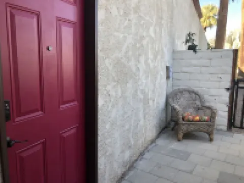 Serene, ideally-located studio near El Paseo and Concert grounds