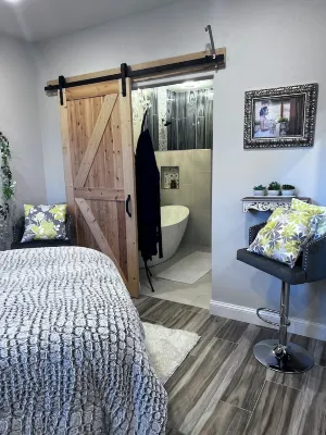 Beautiful Modern mountain getaway overlooking water with fountain. 住宿飯店