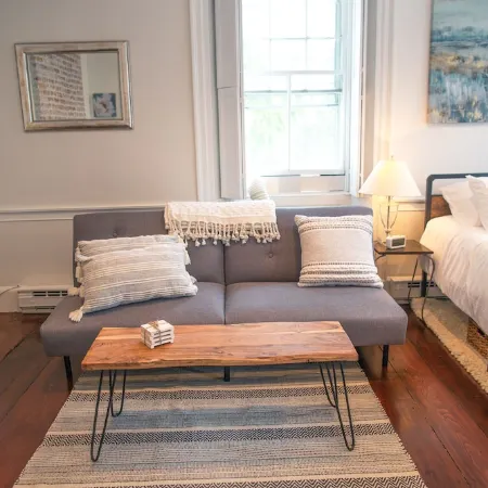 ♥ Historic Studio Minutes to Salem+Beaches Old Town Marblehead Private Parking ♥