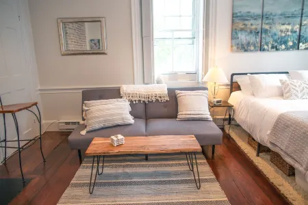 ♥ Historic Studio Minutes to Salem+Beaches Old Town Marblehead Private Parking ♥ Отели в г. Марблхед