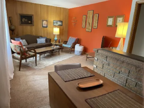 Sunny Upper Flat in Shorewood. Great location, great community! 酒店