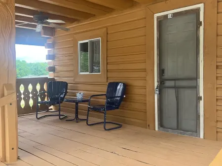 Yellow Banks Log Cabin With Waterfront Views