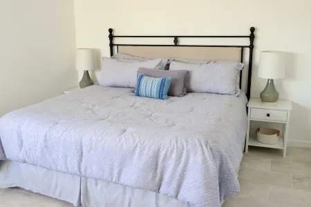 Newly renovated condo with mountain views!