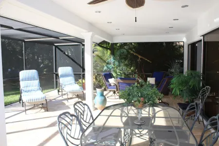 Beautiful House Kings Lake Naples, 5 mins from 5th Ave.