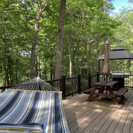 COZY FAMILY HOUSE  WITH BIG HOT TUB // DECK // FIRE PIT- 5 MINUTES FROM LAKES!!!