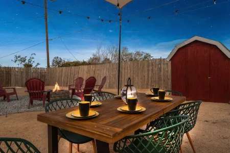 JT Desert Hideaway, Fire Pit, Outdoor picnic, King Bed Отели в г. Туэнтинайн-Палмс