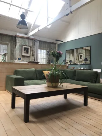 Extremely Spacious Loft Located in the Vibrant America Ground Close to the Beach