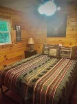Cozy cabin sitting directly on multiple creeks for the most relaxing stay. - 발코니