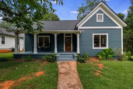 Ella 1862- Charming 1862 home in historic downtown. Close to Adamson Square.