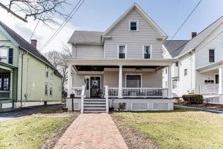 Charming Main Street Home: Located in the heart of the Finger Lakes Отели в г. Женева