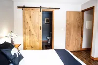 Central Location, Private Yard,  Modern and Comfy Furnishings, Family Friendly 알래스카 대학 주변 호텔