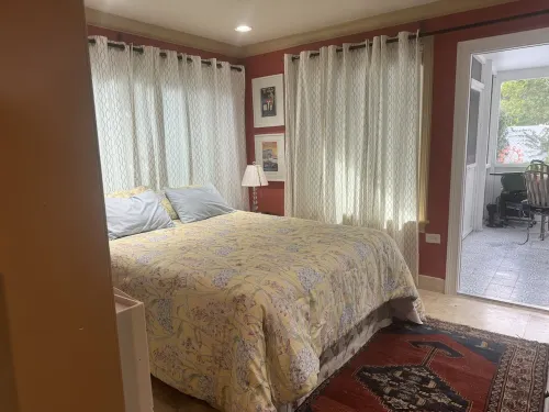 Peaceful quiet relaxing pet friendly close to Wilton Manors.