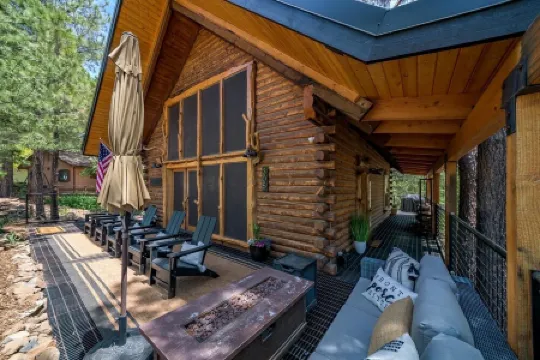 Coco's Creekside Cabin with Hot Tub, Firepit, and AC/Heat in Munds Park!
