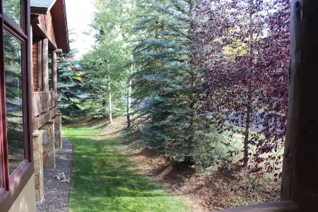 Mountain 4bed 5bath Townhome w Pool, Hot tub, Shuttle, just steps to base.