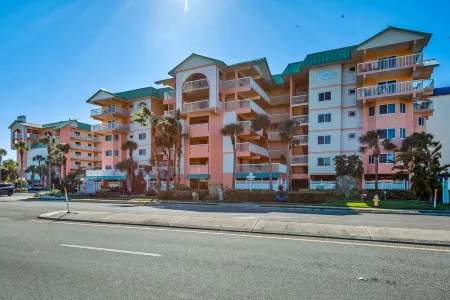 2/2 Bright and Luxurious, Balcony Walk Out to the POOL & BEACH Отели рядом с достопримечательностью «Тики Гарденс - Индиан-Шорс Бич Аксесс»