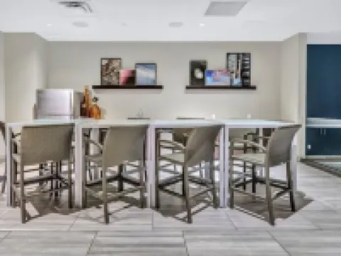 Luxury 1 Bhk Apt W/Parking Pool | Gym| City View