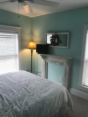 American Four-Square completely renovated, easy walk to the beach!