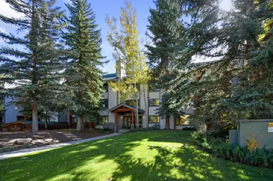 TRUE SKI IN / SKI OUT, POOL, HOT TUB, GYM, TENNIS COURTS, CLOSE TO DOWNTOWN