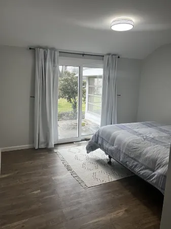 Beautiful Relaxing Home Near a Golf Course and Restaurants Отели рядом с достопримечательностью «Суон Крик Презерв Метропарк»