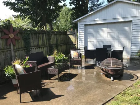 Pet friendly remodeled bungalow home just two blocks from Washington Park. Отели в г. Спрингфилд