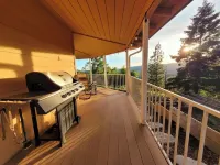 Magical Mountaintop Oasis, Private 5-acre Retreat with Stunning Views!