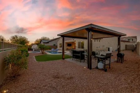 DESERT GEM!  Resort style Living - Private Pool. Отели рядом с достопримечательностью «Уисперинг Уинд»