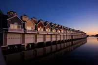 Spring Specials!  Waterfront Townhome & Boathouse Hotels near Heart Island