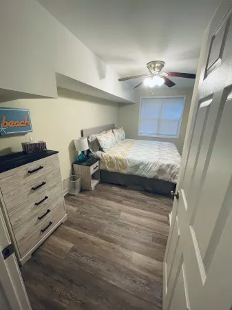 Unit C, Spirit of Folly, Pet Friendly,  2 short blocks - 100 yards to the beach Отели рядом с достопримечательностью «Спортивная площадка Уэйв Уотч»