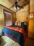 Open modern Cabin, fishing, shooting range, tranquil/private, firepit, 4W, canoe