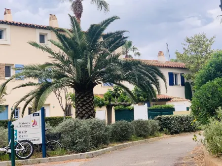 2 BEDROOM HOUSE IN PORT COGOLIN (with pontoon for boat)