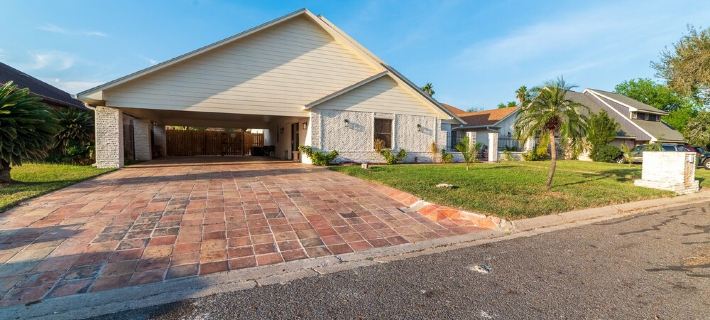 Entire home - Private heated pool, pool table and private yard Hotels in Harlingen