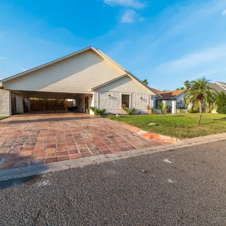 Entire home - Private heated pool, pool table and private yard