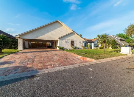 Entire home - Private heated pool, pool table and private yard